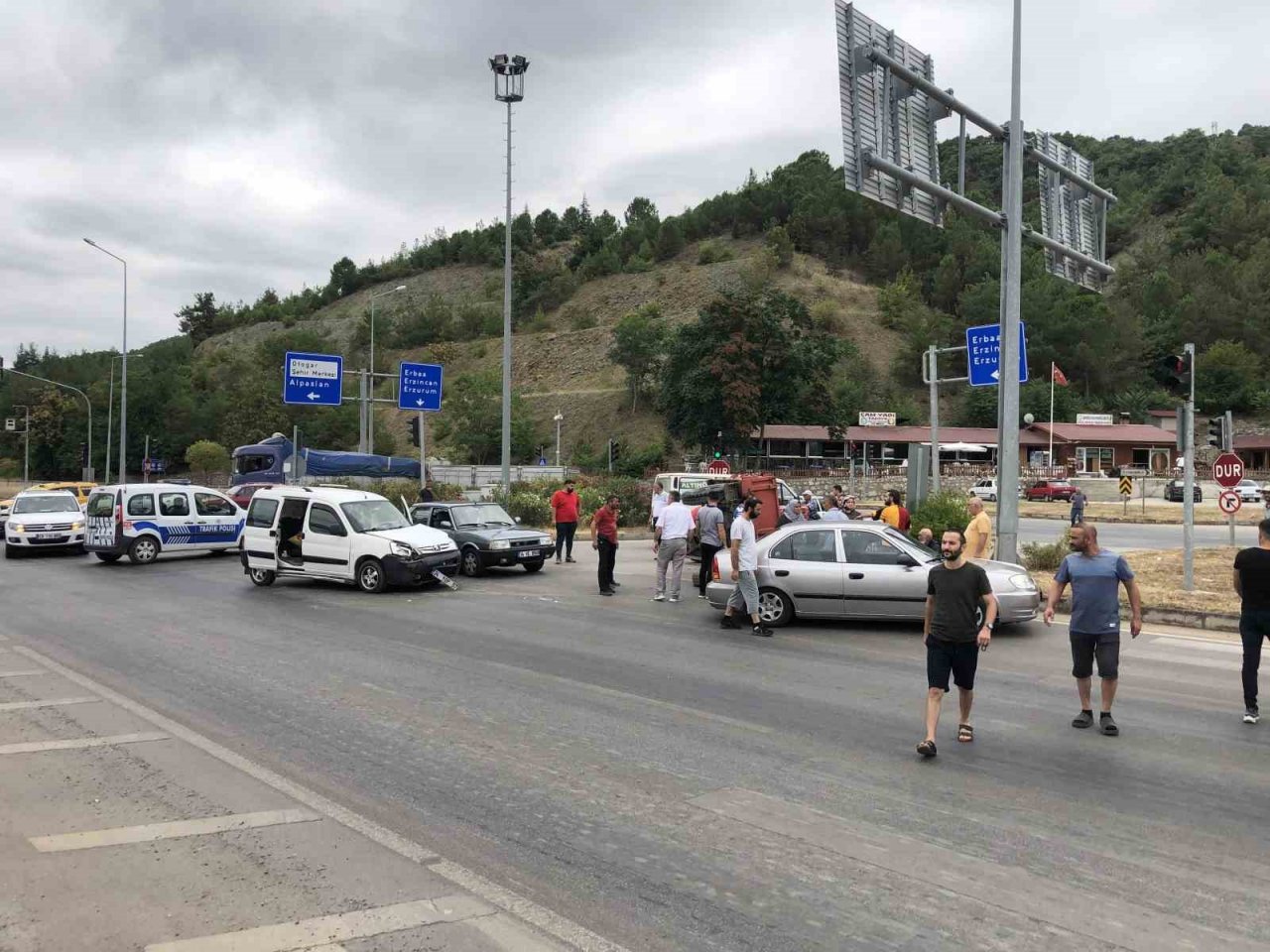 Hafif ticari araç traktöre çarptı: 2’si çocuk 5 yaralı