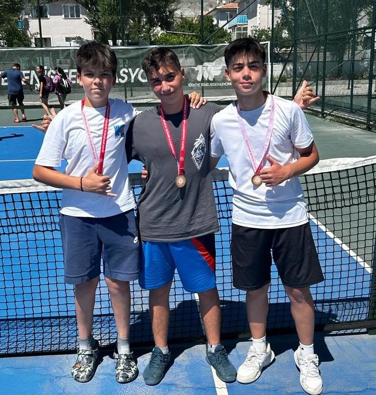 Düzceli tenisçiler yarı finalde