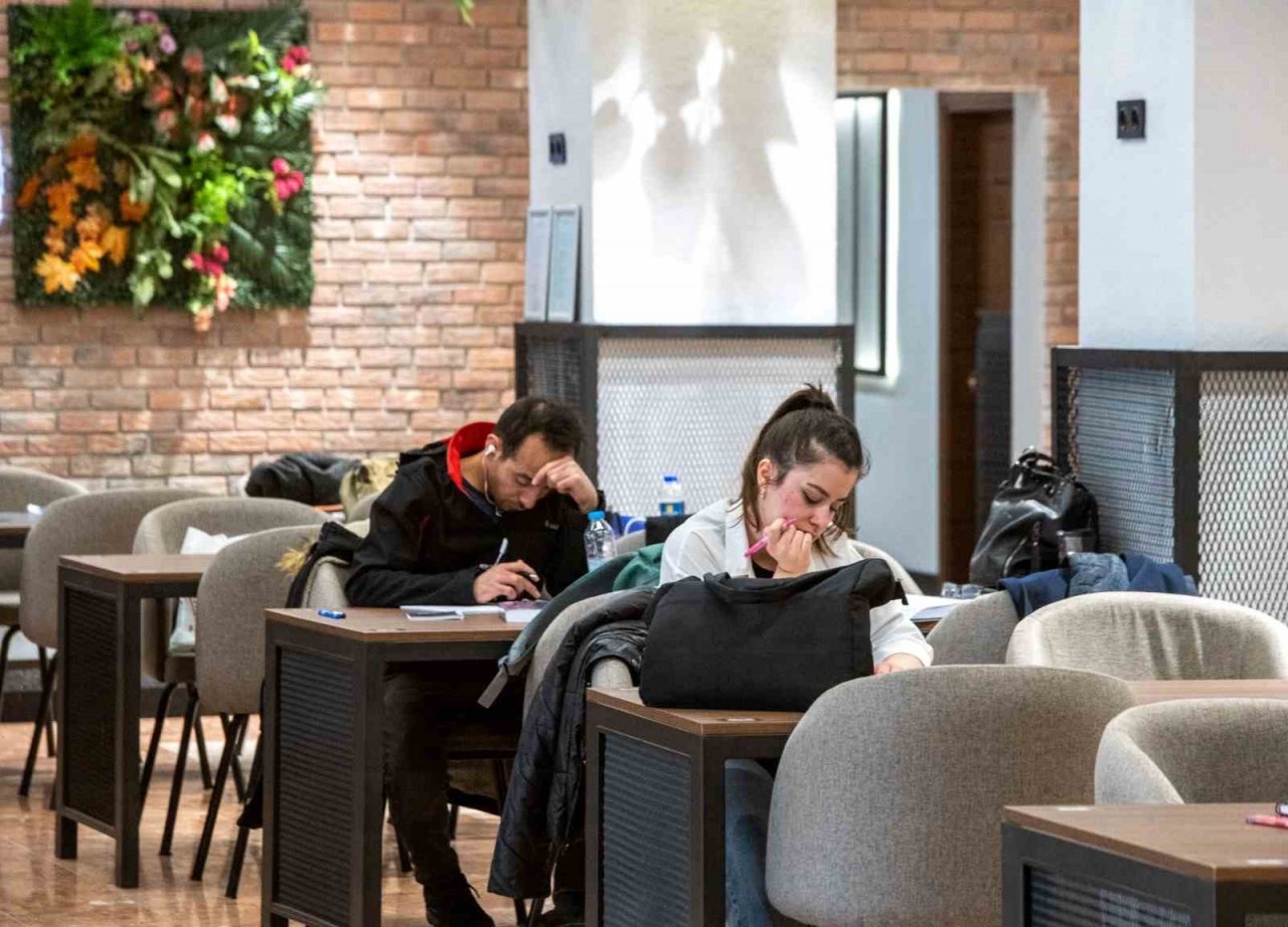 Mamak’ta kitap dostu belediyecilik hizmetleri devam ediyor