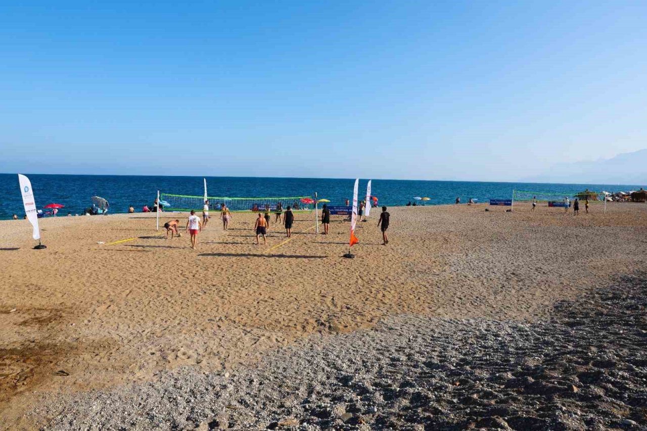 Antalya Büyükşehir’den Konyaaltı Plajı’na ücretsiz plaj voleybol sahaları