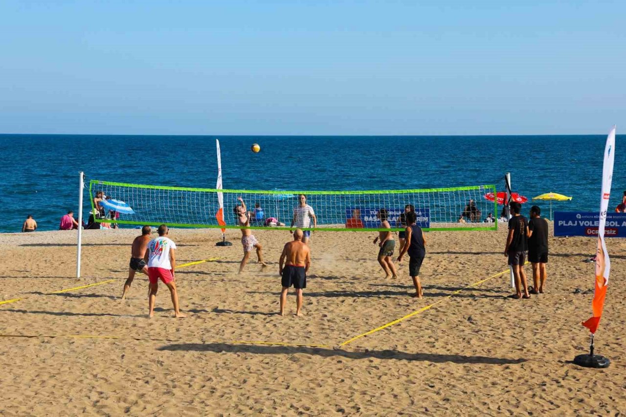 Antalya Büyükşehir’den Konyaaltı Plajı’na ücretsiz plaj voleybol sahaları