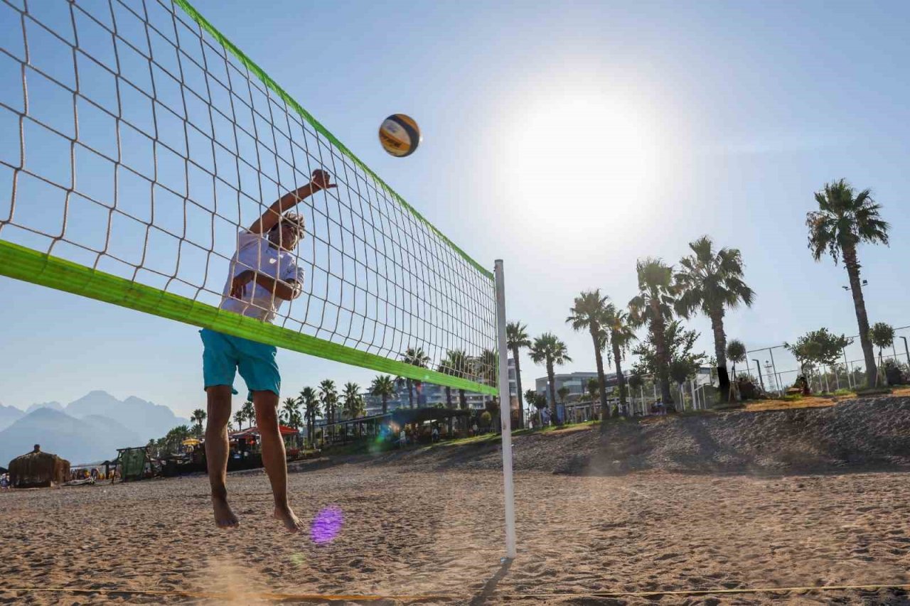 Antalya Büyükşehir’den Konyaaltı Plajı’na ücretsiz plaj voleybol sahaları