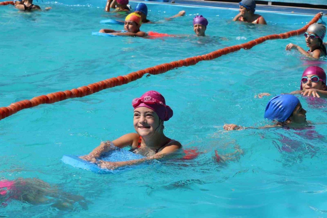 Özel sporcular yüzme yeteneği kazanıyor