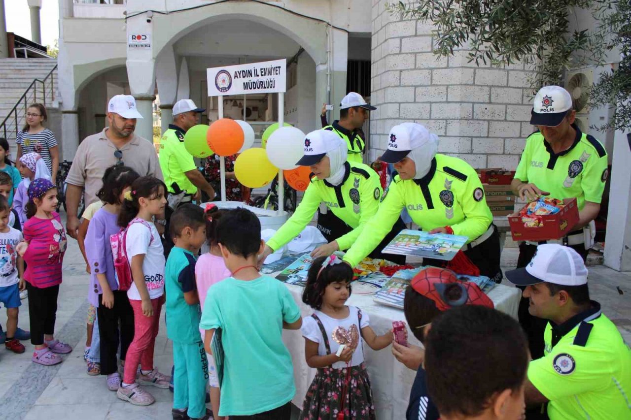 Kuran kursu öğrencileri hem trafik kurallarını öğrendi, hem polisi tanıdı