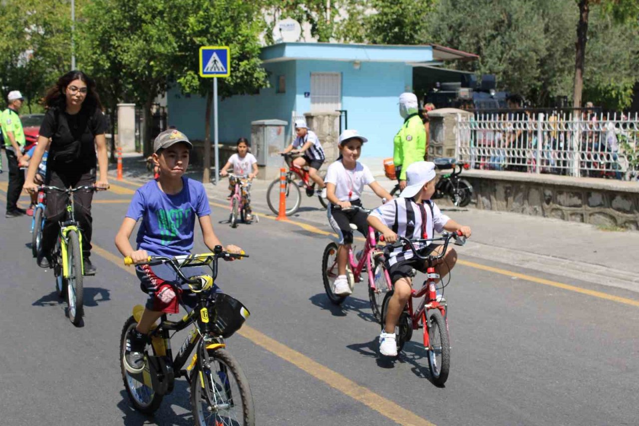 Kuran kursu öğrencileri hem trafik kurallarını öğrendi, hem polisi tanıdı
