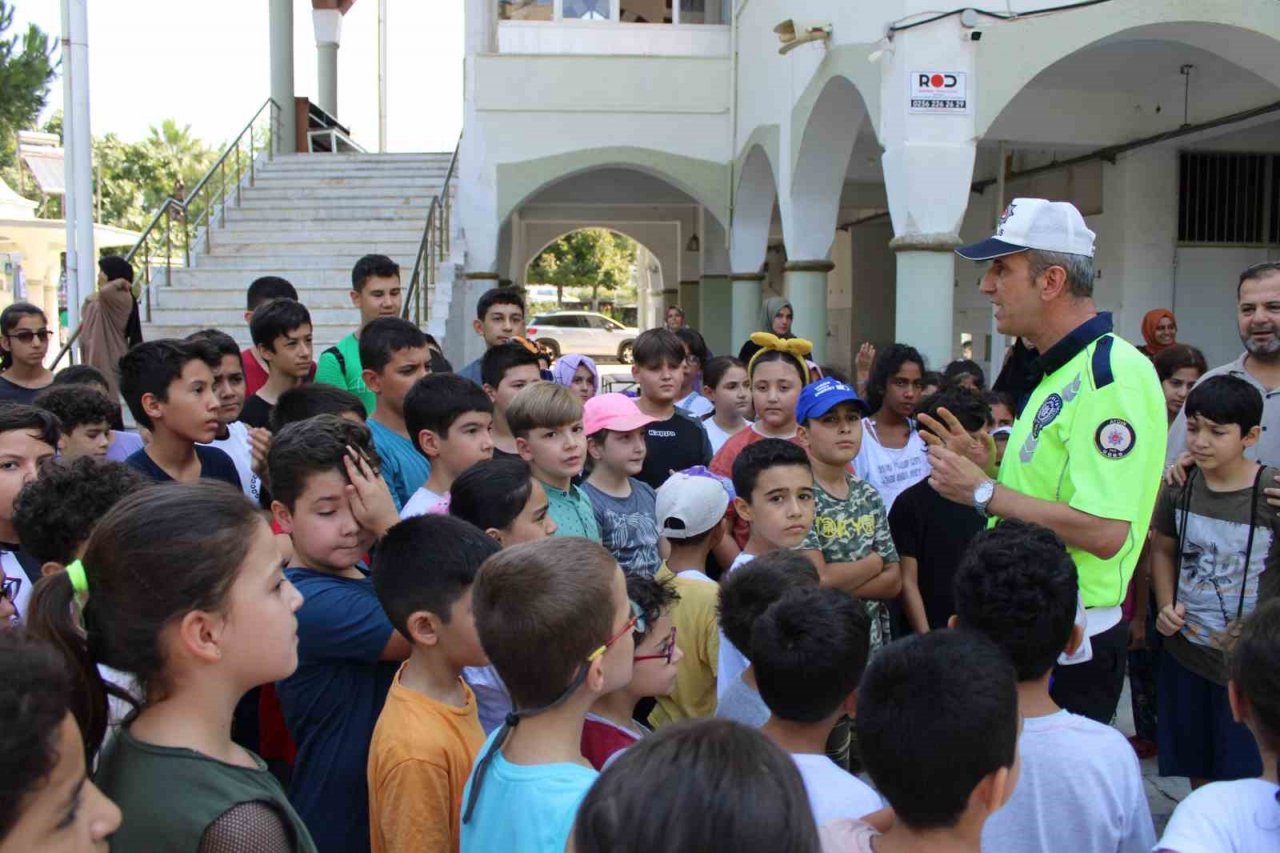 Kuran kursu öğrencileri hem trafik kurallarını öğrendi, hem polisi tanıdı