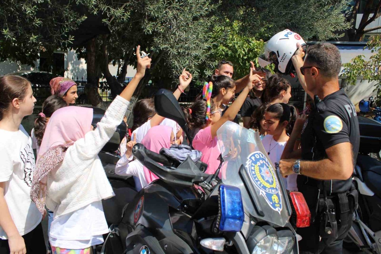 Kuran kursu öğrencileri hem trafik kurallarını öğrendi, hem polisi tanıdı