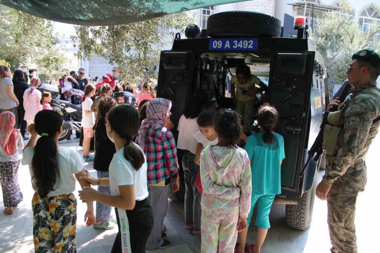 Kuran kursu öğrencileri hem trafik kurallarını öğrendi, hem polisi tanıdı
