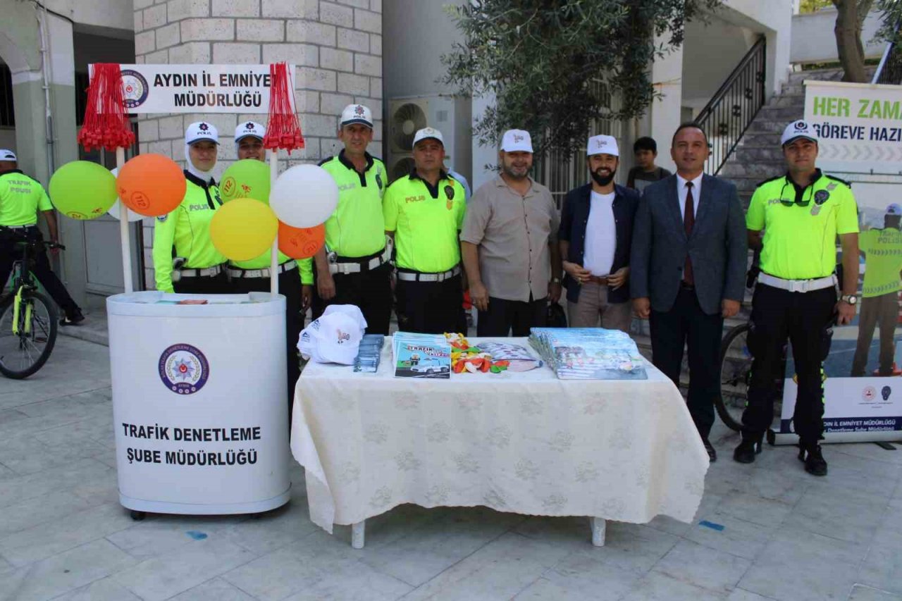 Kuran kursu öğrencileri hem trafik kurallarını öğrendi, hem polisi tanıdı