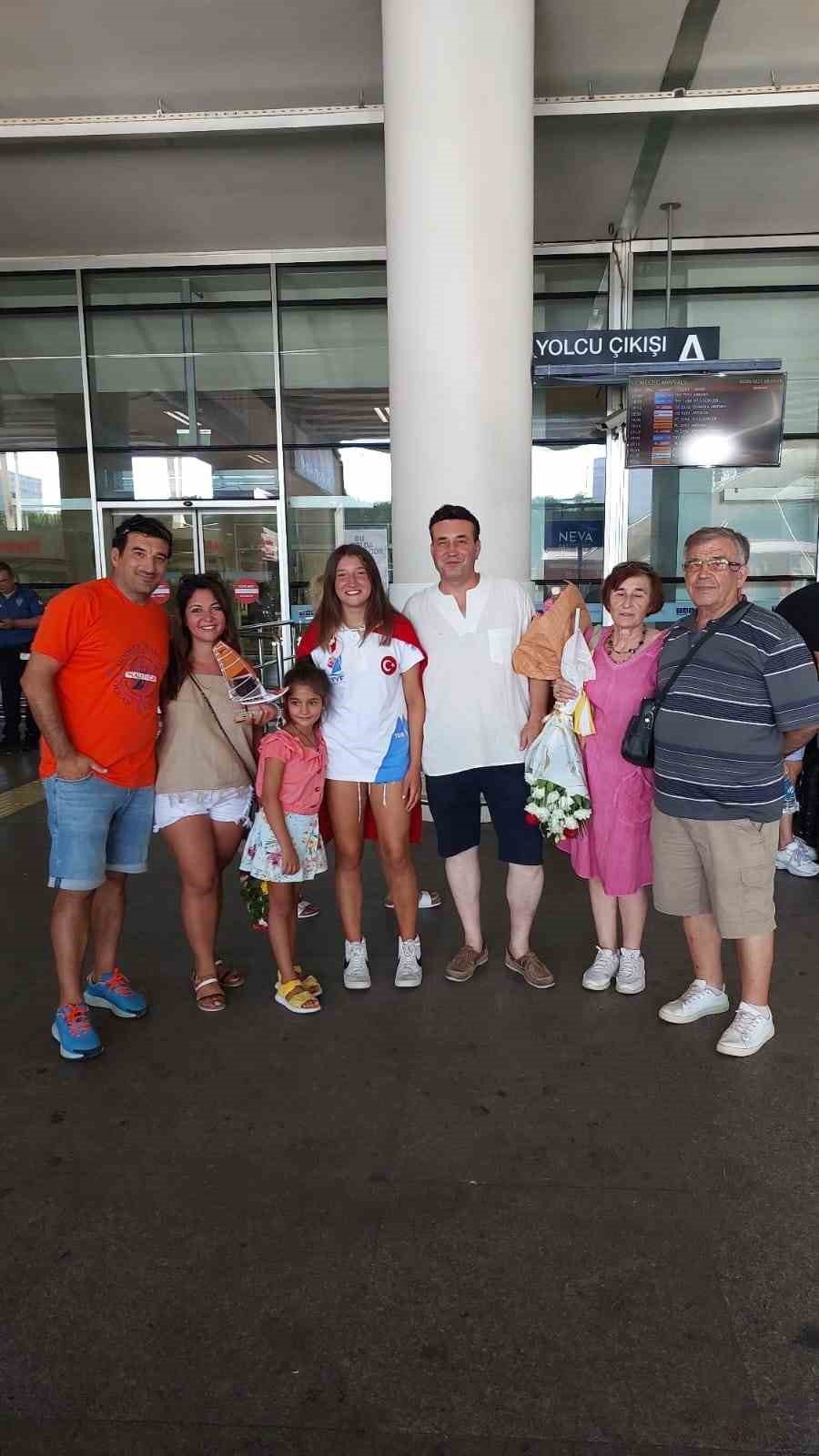 Dünya şampiyonu Defne, memleketi Buldan’ı gururlandırdı