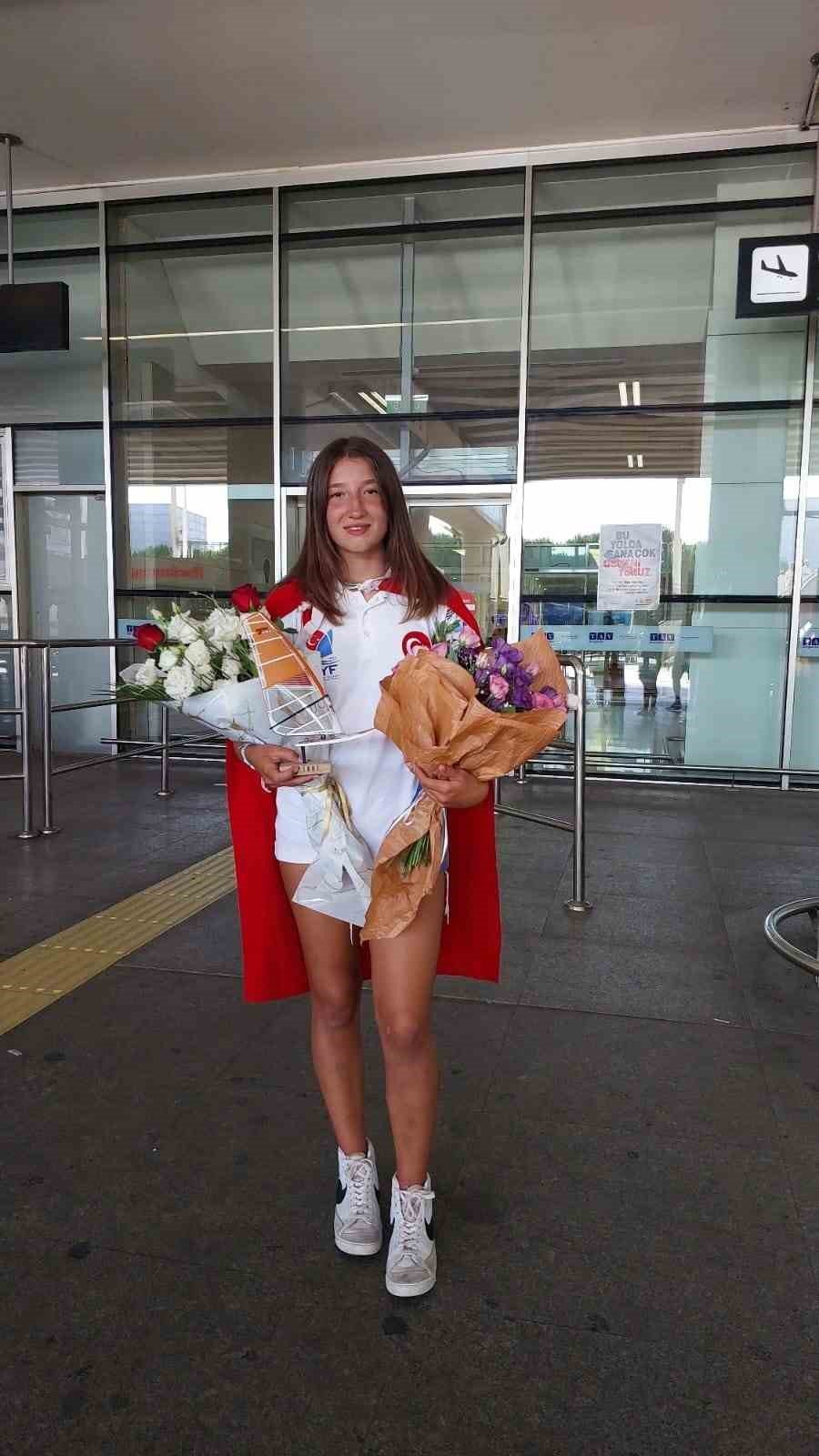 Dünya şampiyonu Defne, memleketi Buldan’ı gururlandırdı