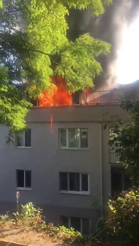 Bursa’da 4 katlı apartmanın çatısı alev alev yandı