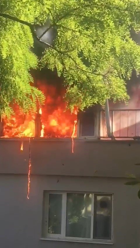 Bursa’da 4 katlı apartmanın çatısı alev alev yandı