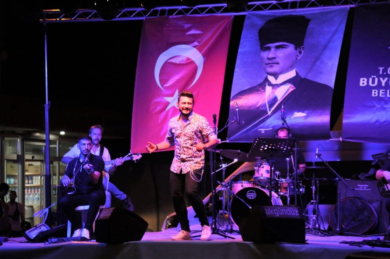 Büyükşehir’in Çeştepe’deki konseri yoğun ilgi gördü