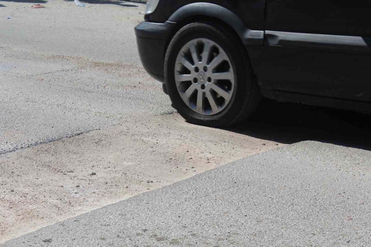 Yoldaki bu çukur 2 aydır kapatılmayı bekliyor