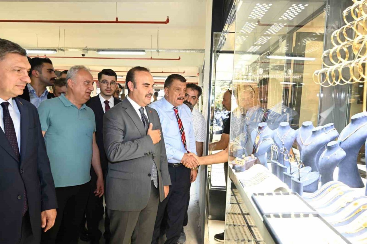 Bakan Kacır Malatya’da Büyükşehir Belediyesi hizmetlerini gezdi