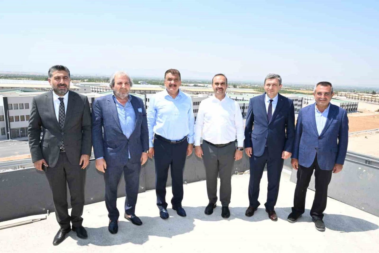 Bakan Kacır Malatya’da Büyükşehir Belediyesi hizmetlerini gezdi