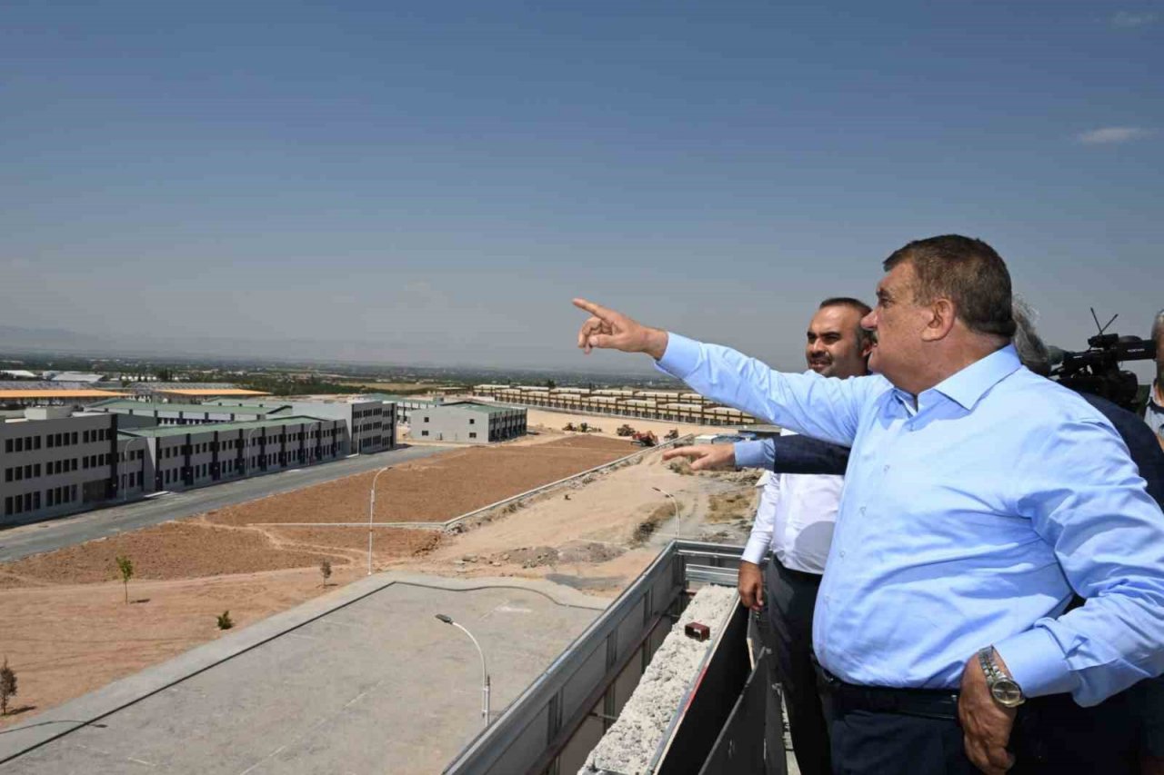 Bakan Kacır Malatya’da Büyükşehir Belediyesi hizmetlerini gezdi