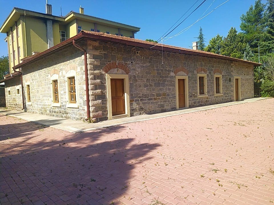 Çivril’de meclis kararı olmadan asılan o tabela söküldü