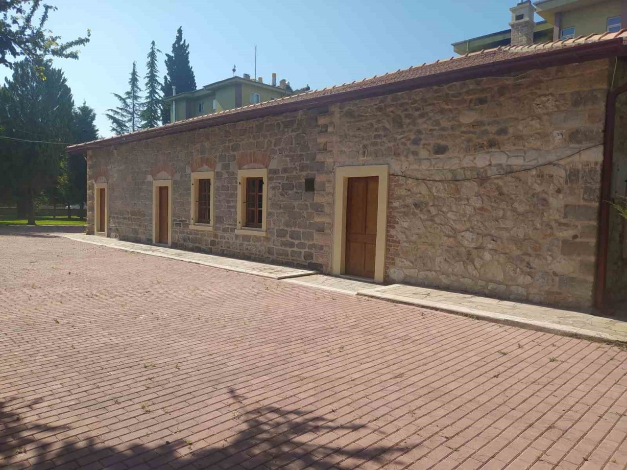 Çivril’de meclis kararı olmadan asılan o tabela söküldü