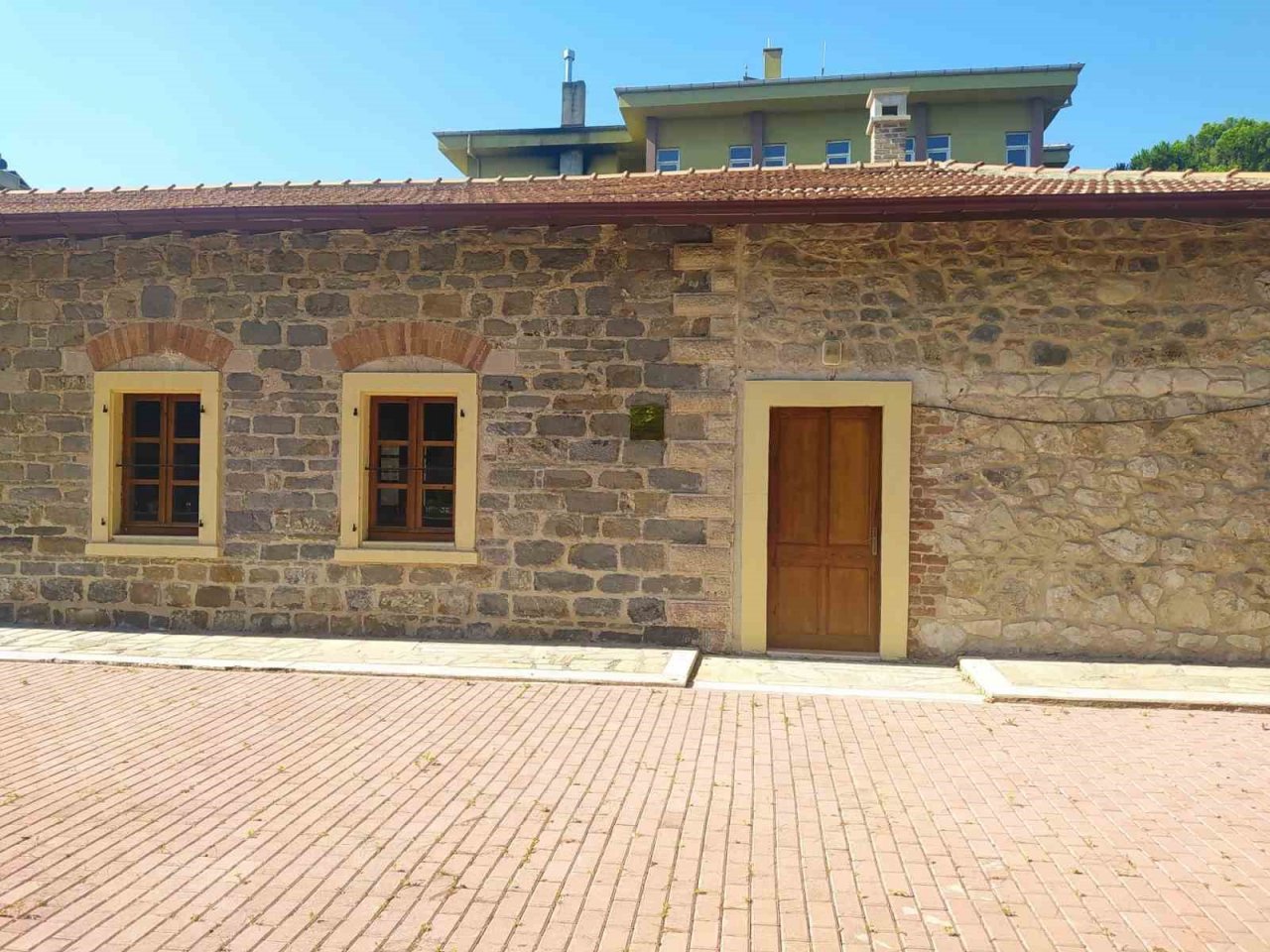 Çivril’de meclis kararı olmadan asılan o tabela söküldü