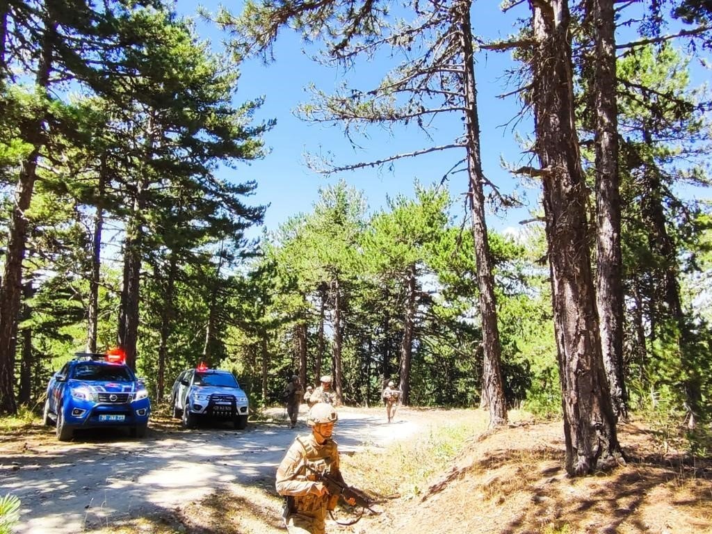 Komandolar orman yangınlarına karşı Akdağ’ın zirvesine kamp kurdu
