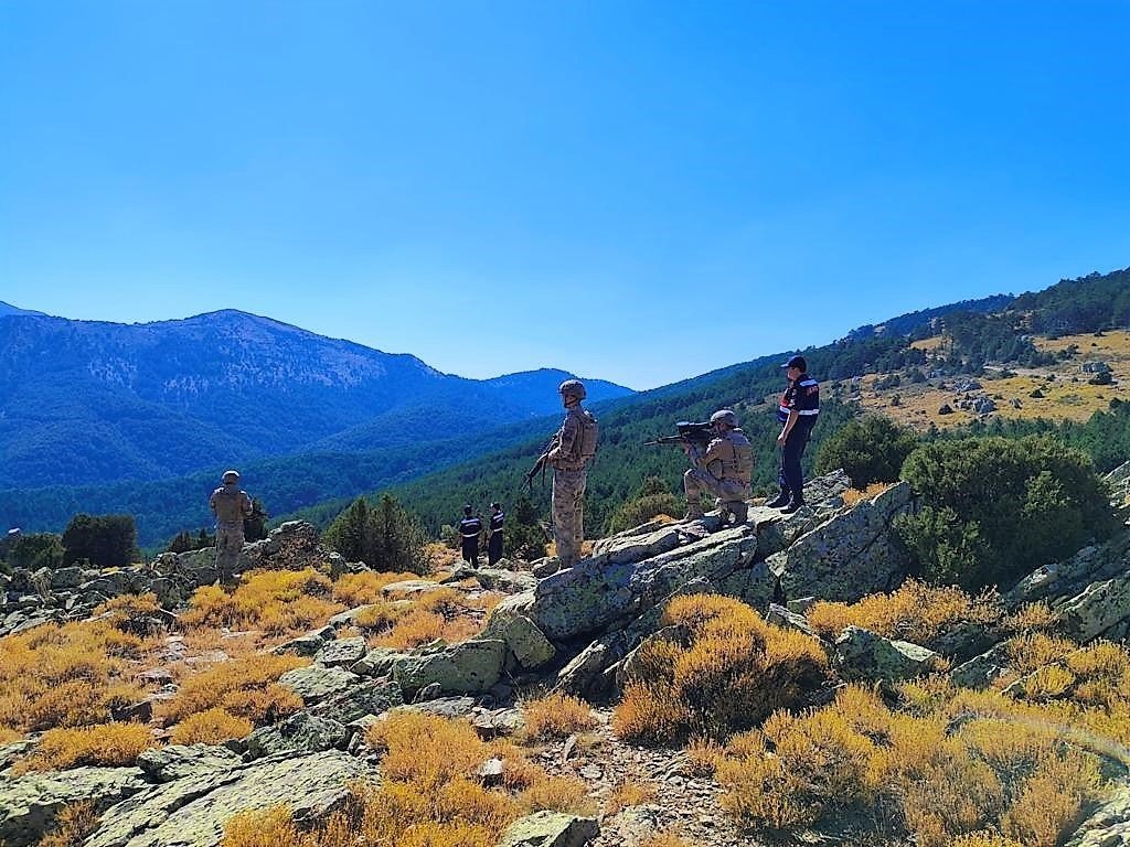 Komandolar orman yangınlarına karşı Akdağ’ın zirvesine kamp kurdu