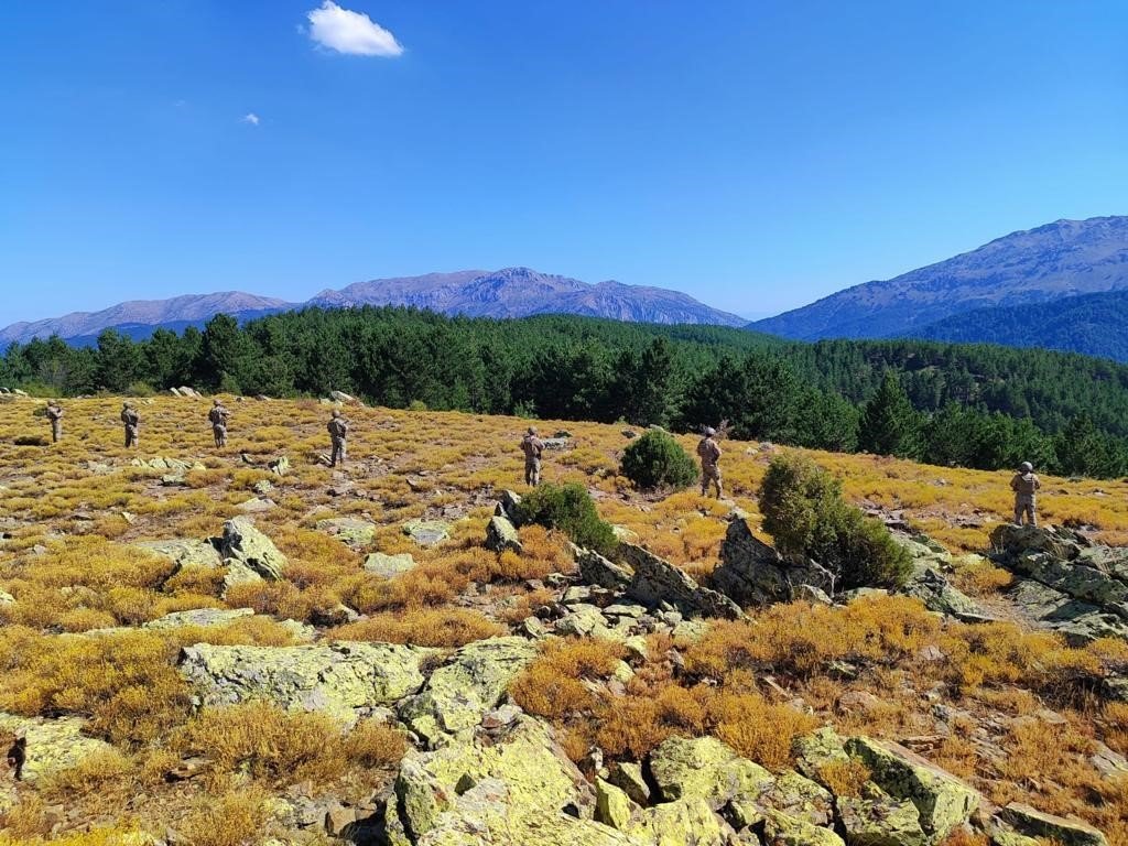 Komandolar orman yangınlarına karşı Akdağ’ın zirvesine kamp kurdu