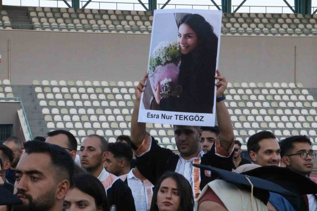 Enkaz kentte üniversite öğrencilerinin buruk mezuniyeti