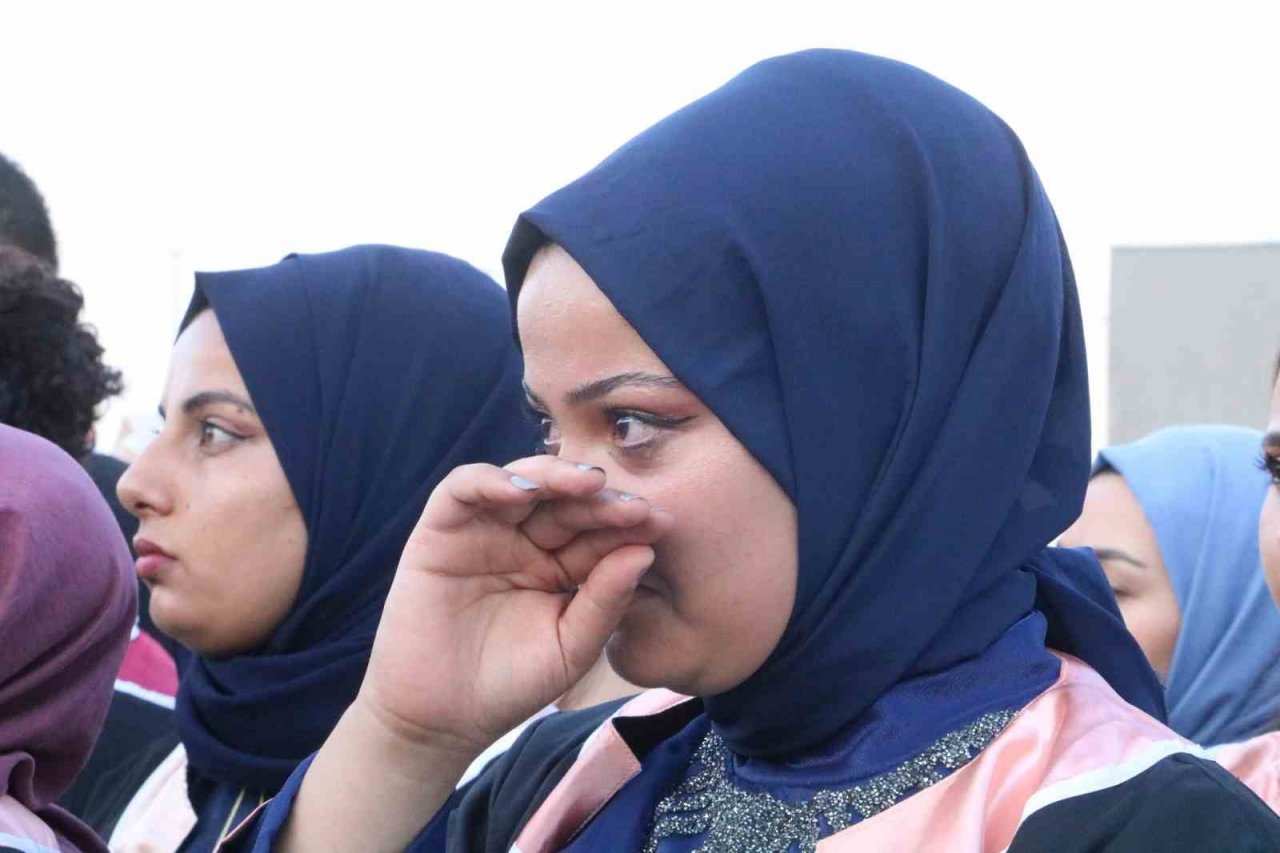 Enkaz kentte üniversite öğrencilerinin buruk mezuniyeti