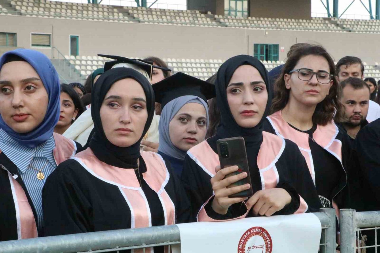 Enkaz kentte üniversite öğrencilerinin buruk mezuniyeti