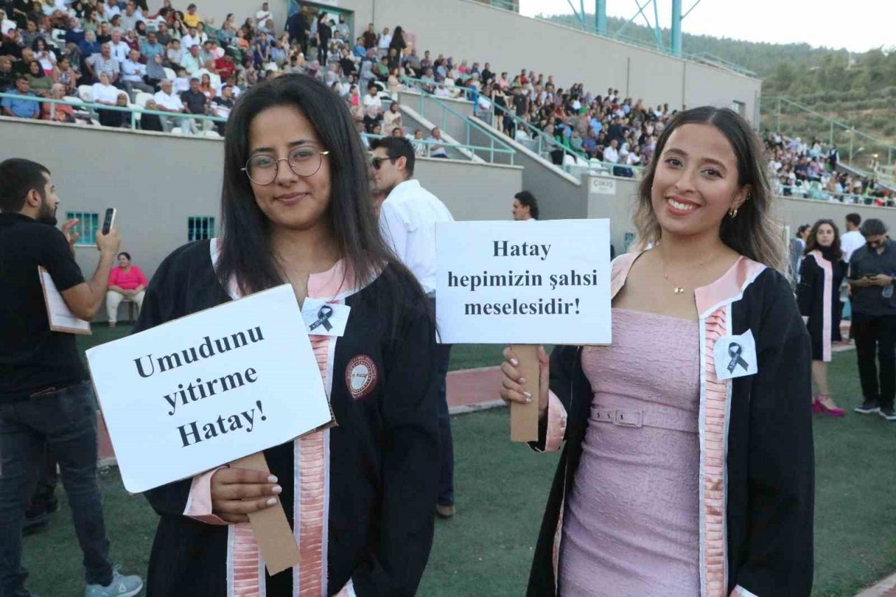 Enkaz kentte üniversite öğrencilerinin buruk mezuniyeti