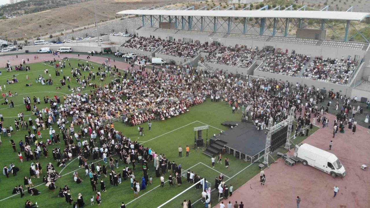 Enkaz kentte üniversite öğrencilerinin buruk mezuniyeti