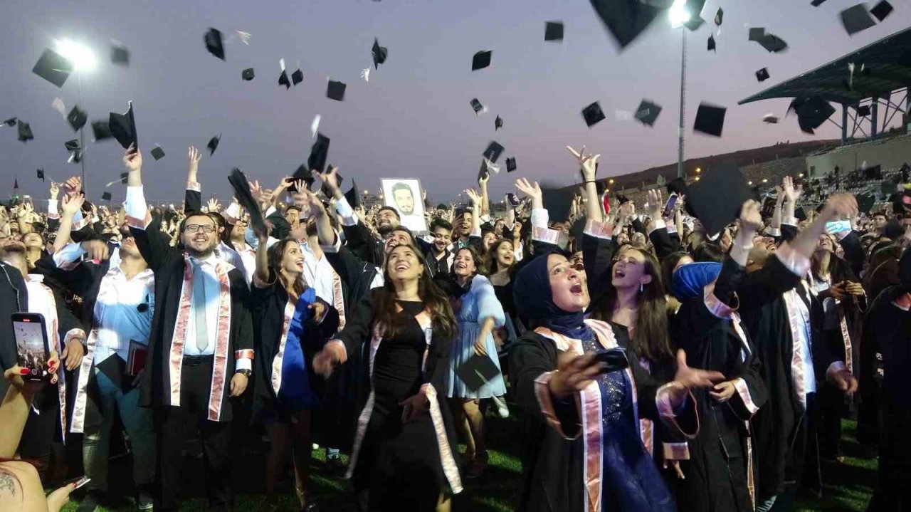 Enkaz kentte üniversite öğrencilerinin buruk mezuniyeti