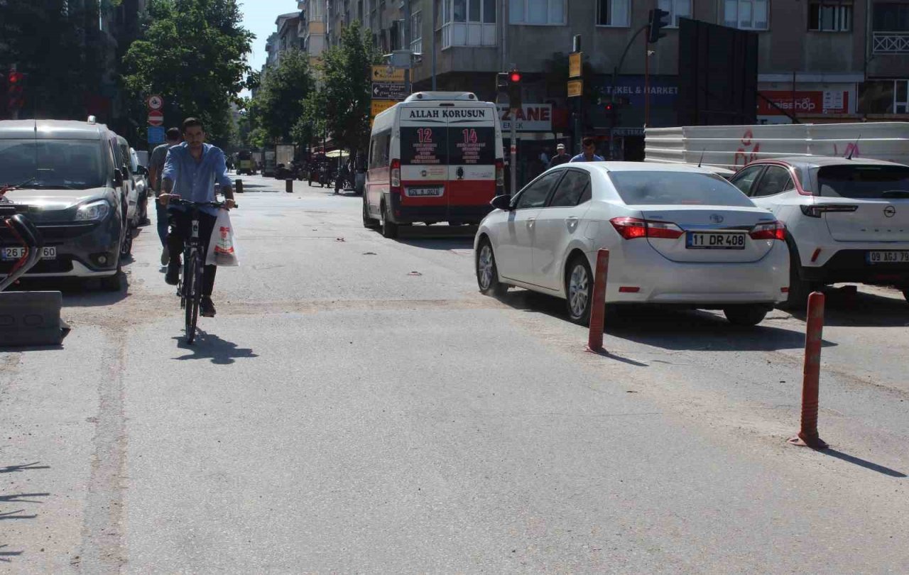 Yoldaki bu çukur 2 aydır kapatılmayı bekliyor