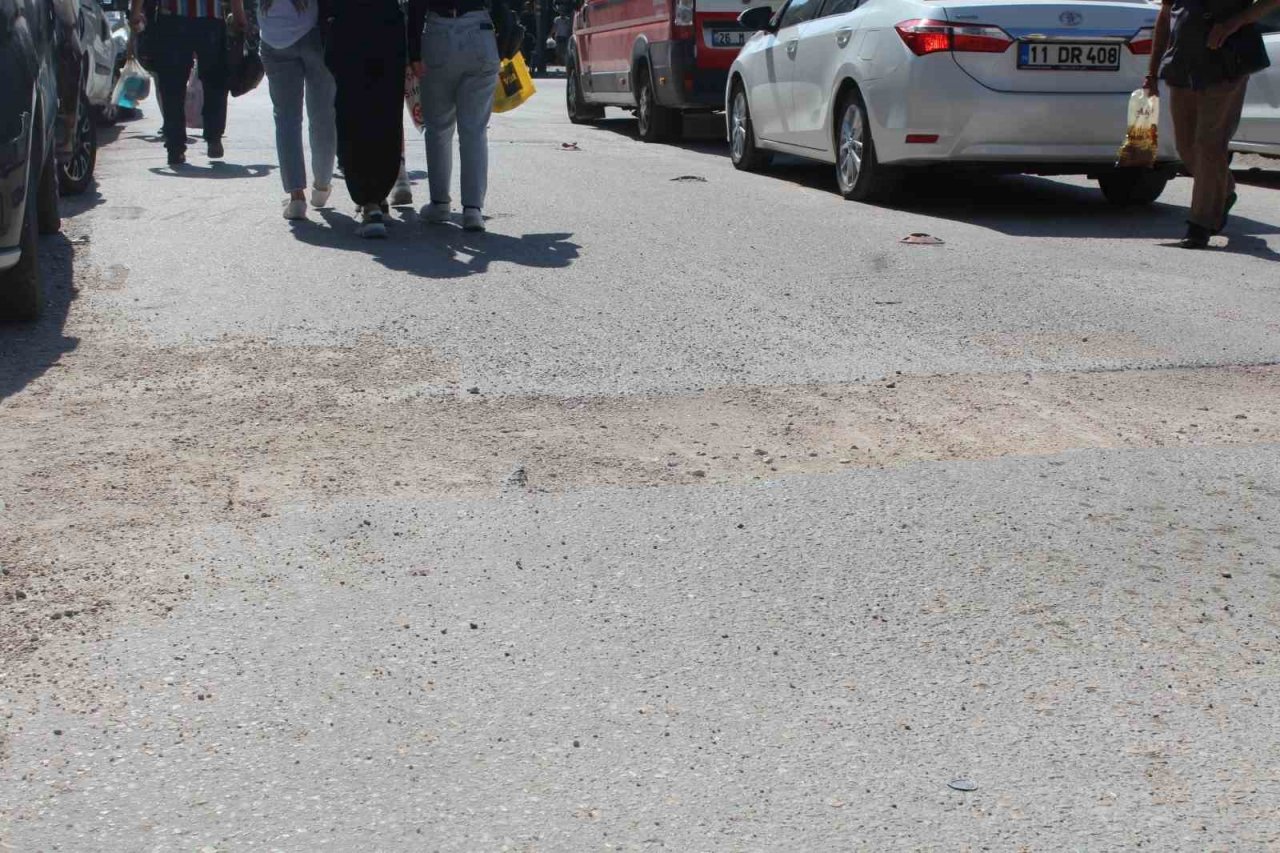 Yoldaki bu çukur 2 aydır kapatılmayı bekliyor