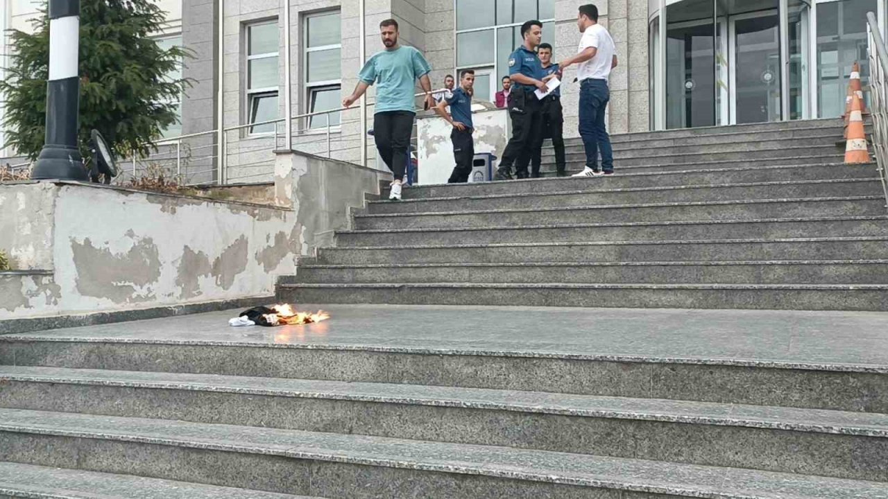 Adliye önünde kendini ateşe verdi