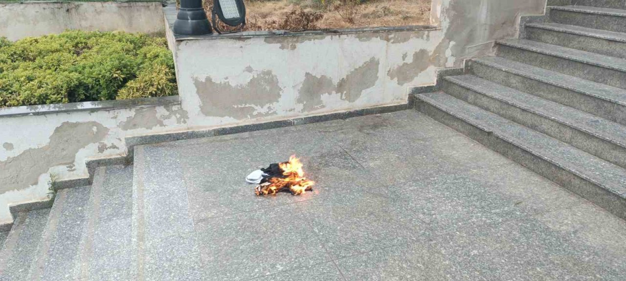 Adliye önünde kendini ateşe verdi