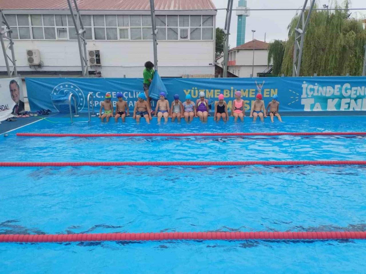 Portatif yüzme havuzu açıldı