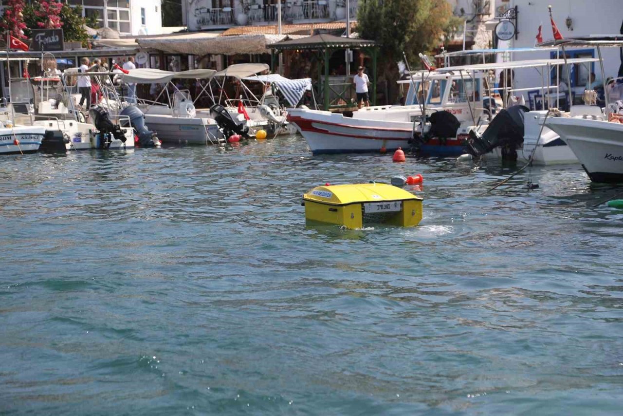 Gümüşlük’te deniz dibi temizliği yapıldı