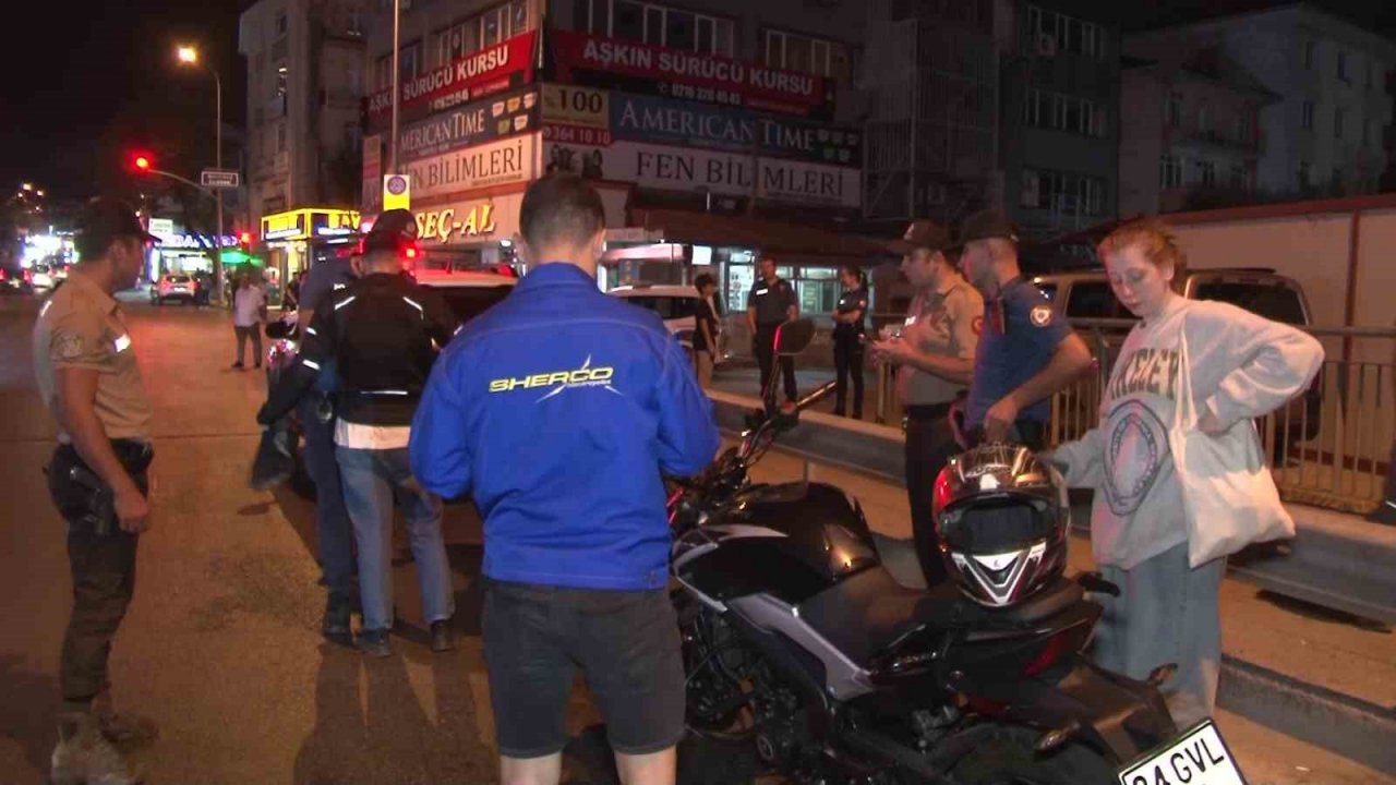 Ümraniye’de kurallara uymayan motosiklet sürücülerine ceza