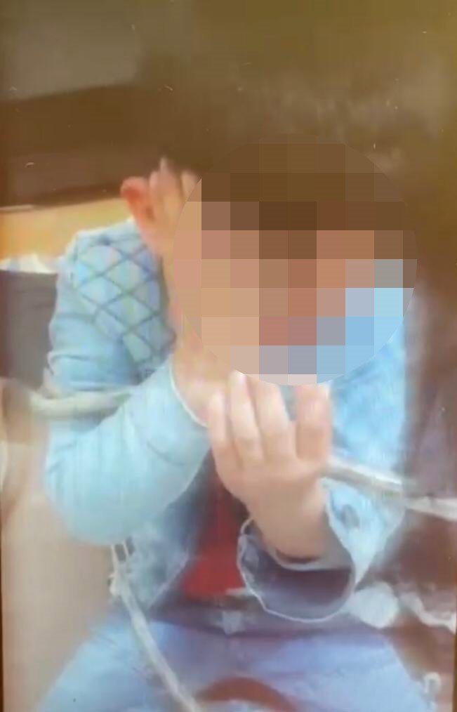 Çocuklarını darp eden vicdansız baba kamerada: Birbirine bağlayarak işkence uyguladı