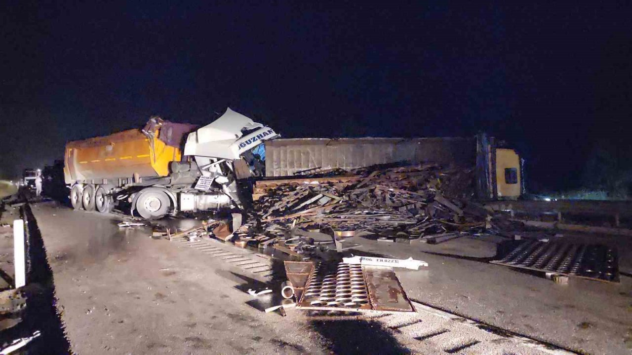 Tır, önünde seyreden hurda yüklü kamyona çarptı: 2 yaralı