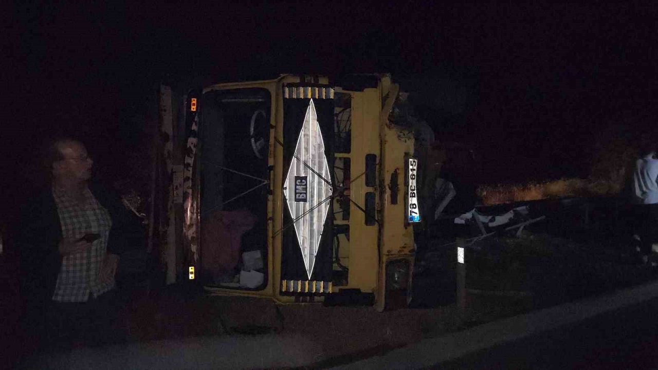 Tır, önünde seyreden hurda yüklü kamyona çarptı: 2 yaralı