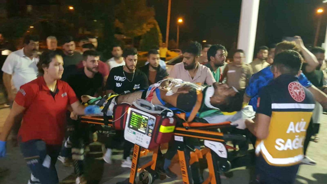 Tır, önünde seyreden hurda yüklü kamyona çarptı: 2 yaralı