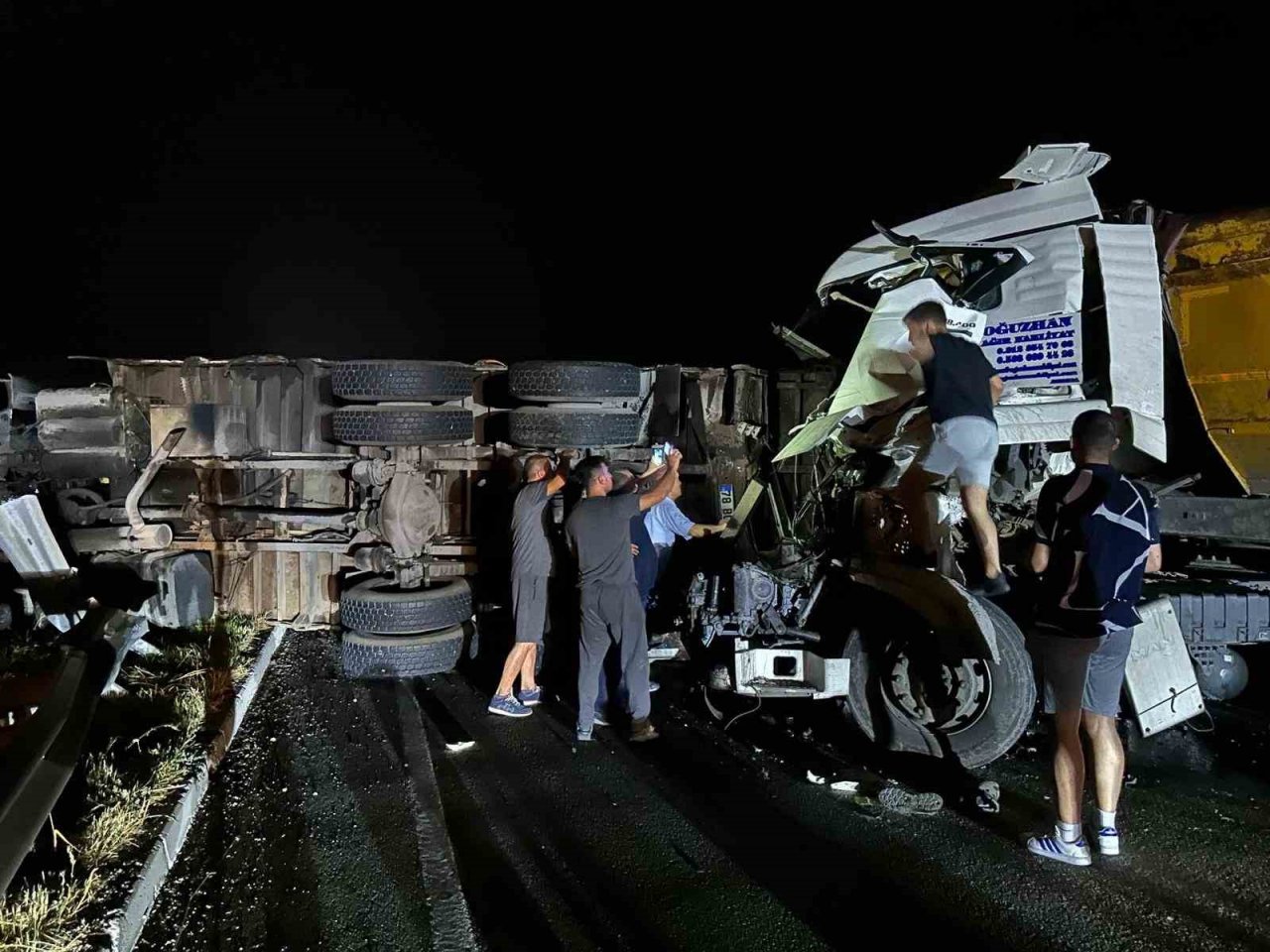 Tır, önünde seyreden hurda yüklü kamyona çarptı: 2 yaralı