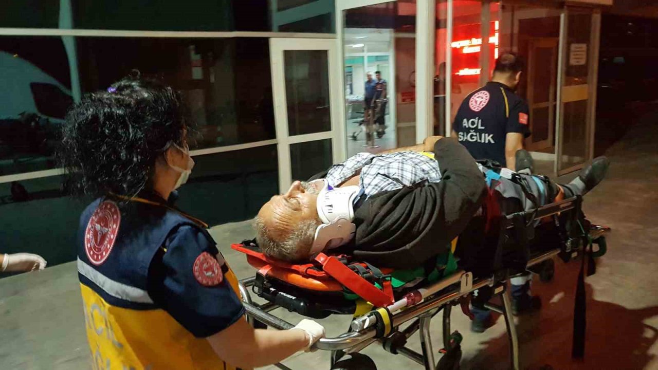 Tır, önünde seyreden hurda yüklü kamyona çarptı: 2 yaralı