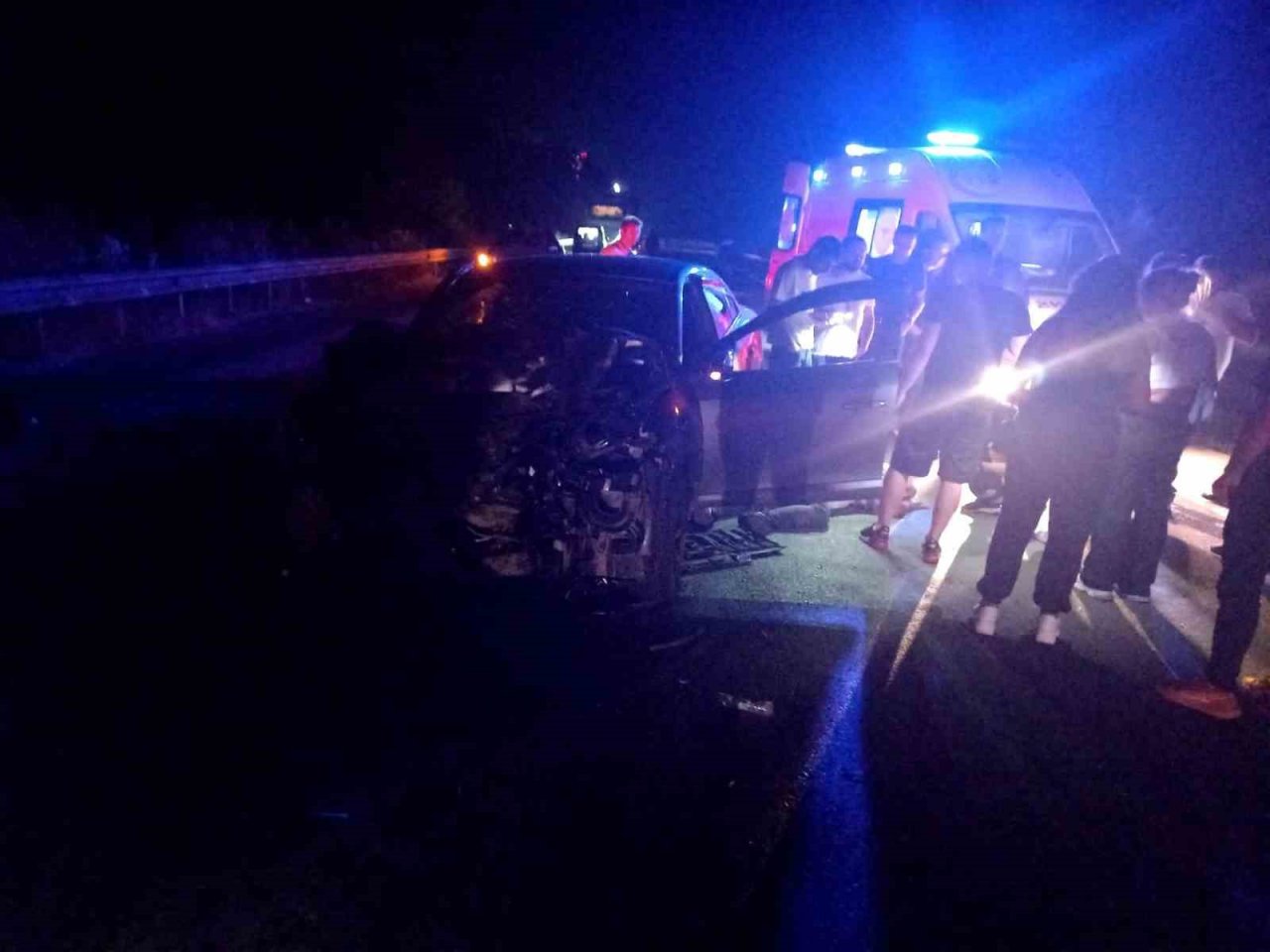 Otomobil ile hafif ticari araç çarpıştı: 3 yaralı