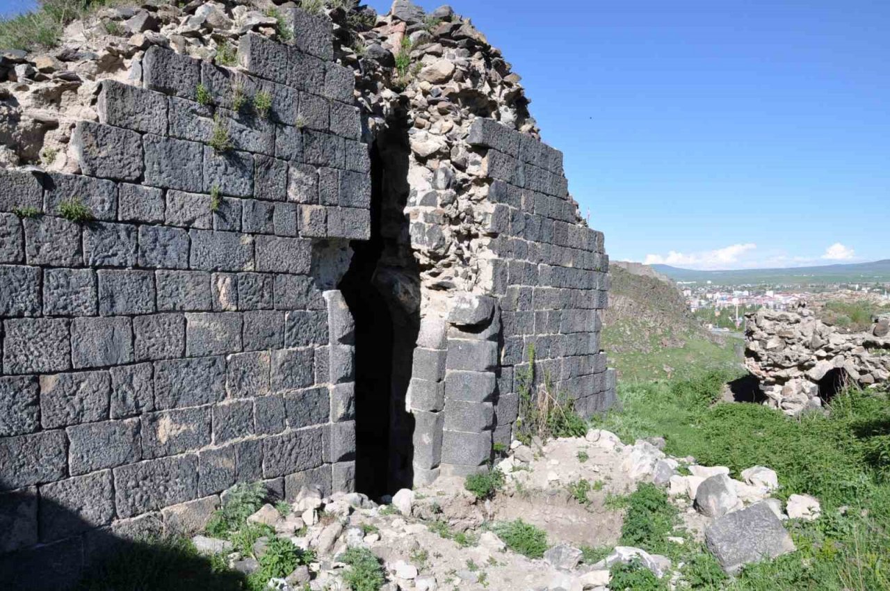 Kars’ta defineciler kilise de kazılmadık yer bırakmadı