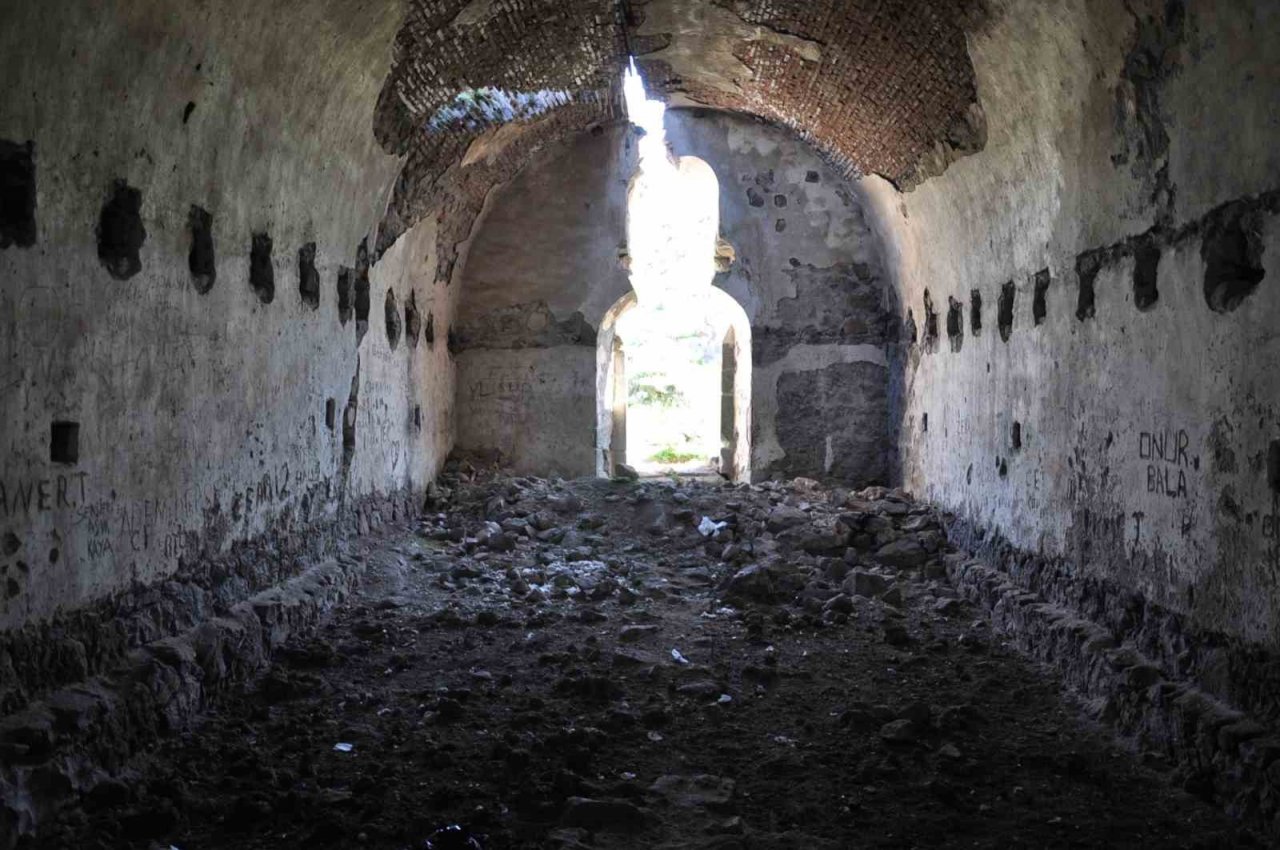Kars’ta defineciler kilise de kazılmadık yer bırakmadı